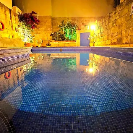 Charming Pool Side בית נופש *
