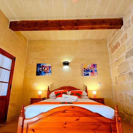 בית נופש Charming Pool Side Xagħra