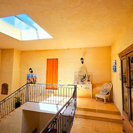 בית נופש Charming Pool Side