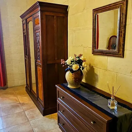 בית נופש Charming Pool Side Xagħra