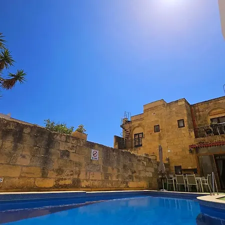 Charming Pool Side בית נופש