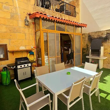 בית נופש Charming Pool Side