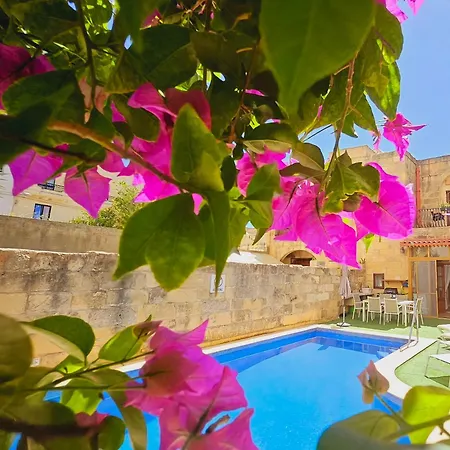 בית נופש Charming Pool Side