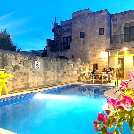 בית נופש Charming Pool Side